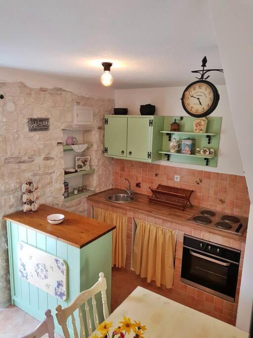 Vintage Stone House Eldo In Podaspilje, Omis Bagian luar foto