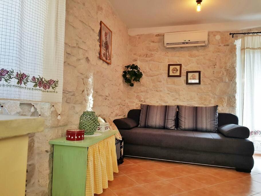 Vintage Stone House Eldo In Podaspilje, Omis Bagian luar foto
